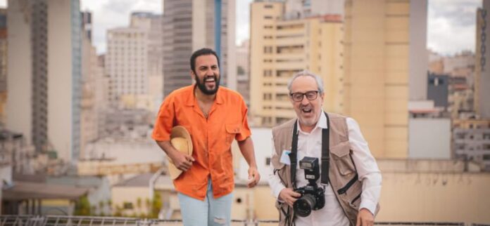 Ricardo Teodoro rouba a cena em "Notícias Populares" nova série do Canal Brasil, que já se encontra disponível também no Globoplay.